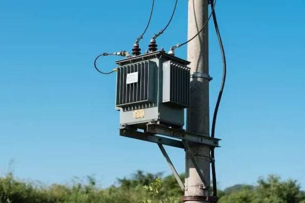 Transformer withstanding a lightning strike