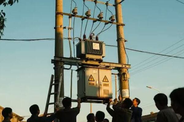 Diagram of a properly mounted pole transformer