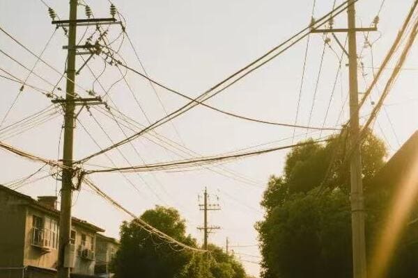 Detailed diagram of transformer connections to high-voltage and low-voltage lines